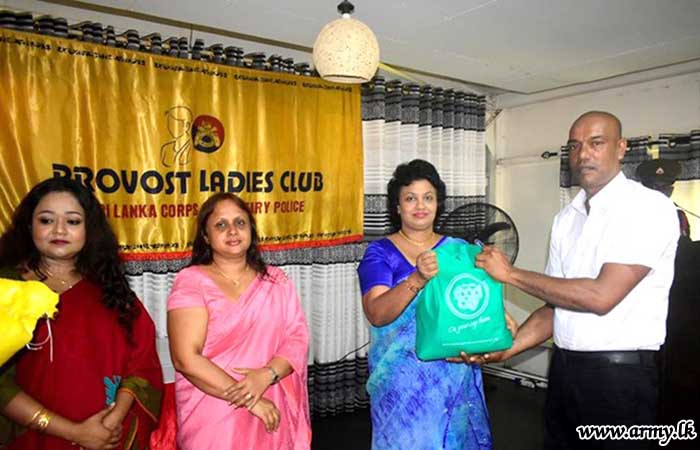 இலங்கை இராணுவ பொலிஸ் சேவை வனிதையரின் உதவியுடன் சிவில் ஊழியர்களுக்கு உலர் உணவு பொதிகள் 