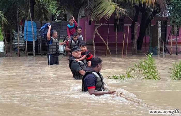 68 Infantry Division Troops Evacuate Flood-affected Families in Puthukudiyiruppu Area