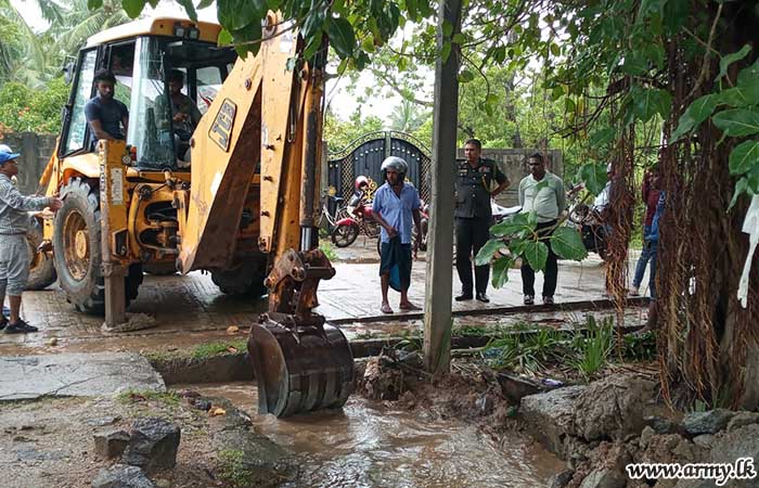 20 GR Troops Spearhead Flood Water Clearing in Pulmoddai