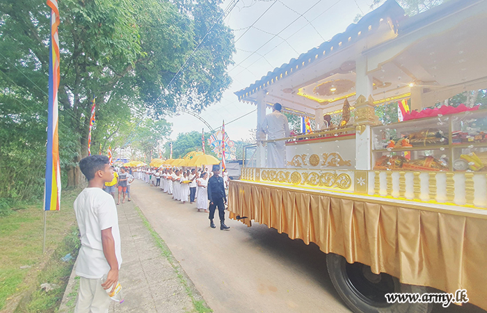 Deegawapiya 'Sacred Omniscient Relics' & 'Crest-Gem' Reach Kasagala Temple for Exposition