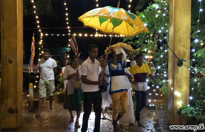 143 வது காலாட் பிரிகேட்  படையினர் ஸ்ரீ ஷக்யமுனிந்தராம விகாரையின் கடின பூஜைக்கு உதவி 