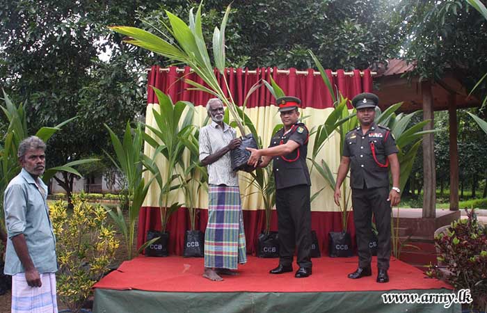 17 வது இலங்கை இலேசாயுத காலாட் படையினரால் பெரியகாடு விவசாயிகளுக்கு தென்னம் பிள்ளைகள் விநியோகம்