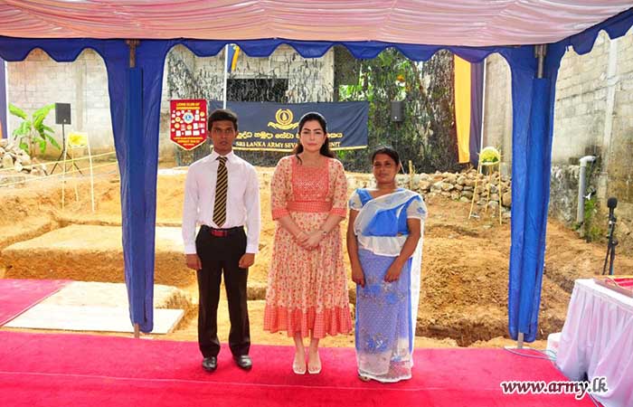 යුද්ධ හමුදා සේවා වනිතා ඒකකයේ  සම්බන්ධීකරණයෙන් රණවිරු පවුලක් වෙත නව නිවසක්