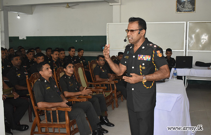 இராணுவ இசைக்குழு மற்றும் கலை நிகழ்ச்சி படையினருக்கு போர் இலக்கியம் தொடர்பில்  அறிவு