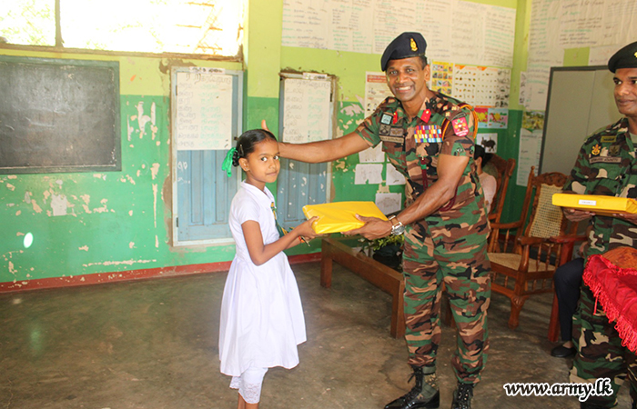 522 Infantry Brigade Commander with Family Members Buy School Aids for Kevil Students