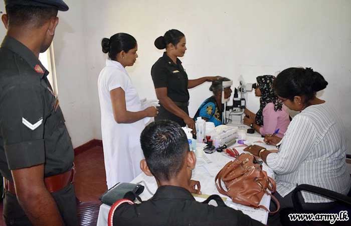 593 Brigade Troops Screen Visually-Impaired Mullaittivu Civilians During Free Eye Clinic