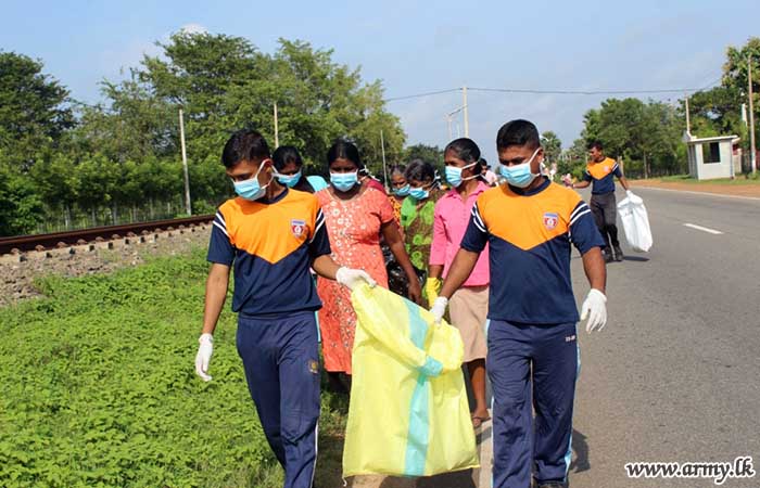 Troops Clean Main Road Sideways from Elephant Pass to Kaithady