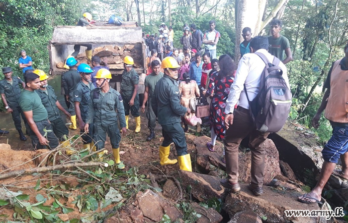 19 SLNG Troops Clear Nuwara Eliya – Awissawella Road