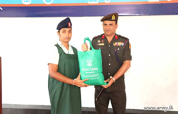 2 (V) SLAGSC Gives Dry Ration Packs to Pregnant Women Soldiers