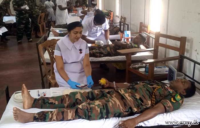 Troops Offer Blood to Mannar Patients 