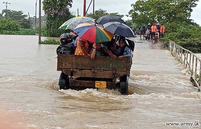 232 வது காலாட் பிரிகேடின் 12 வது இலங்கை தேசிய பாதுகாவலர் படையணி படையினரால் வெள்ள நிவாரண நடவடிக்கை 