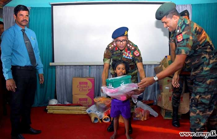 யாழ். படையினரின் ஒருங்கிணைப்பில் பாடசாலை பொருட்கள் வழங்கல்