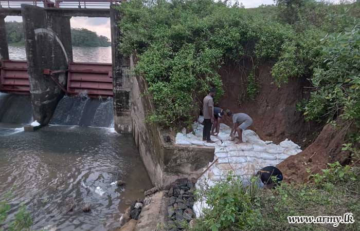 14 GW Troops Repair Split on Thannimurippu Tank Bund  