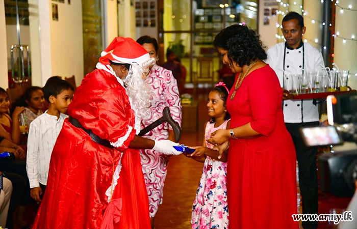 ශ්‍රී ලංකා සිංහ රෙජිමේන්තු මධ්‍යස්ථානයේ නත්තල් කැරොල් ගායනා වැඩසටහනක්.