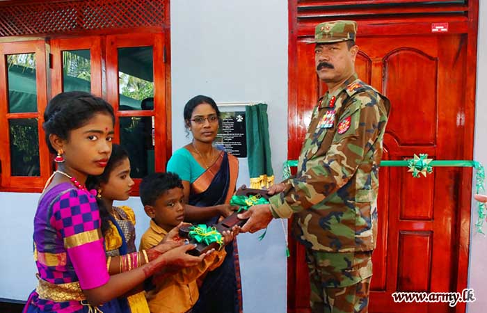 4 ශ්‍රී ලංකා සිංහ රෙජිමේන්තුවේ භට පිරිස් යාපනයේ 773 නව නිවස ඉදිකරයි