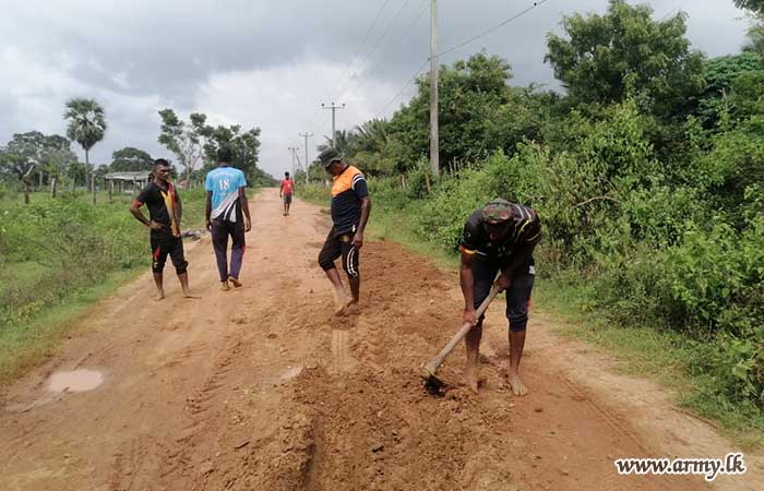23 විජයබාහු පාබල රෙජිමේන්තු භඨ පිරිස්  හානිවූ මාර්ගයක් ප්‍රතිසංස්කරණය කරනය කරයි.