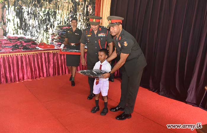 යුද්ධ හමුදා පුහුණු පාසලේ මුලිකත්වයෙන් පාසල් ළමුන් සඳහා පාසල් බෑග් සහ පොත් බෙදා දෙයි