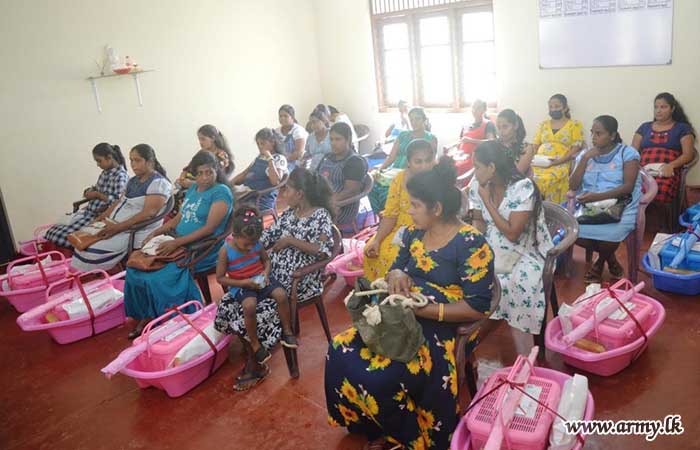 5 (ස්වේච්ජා) ශ්‍රී ලංකා කාලතුවක්කු හමුදාවේ  භඨ පිරිස් ගර්භනී මාතාවන්ට පෝශ්‍යදායි සලාක පාර්සලයක් ලබාදෙයි 