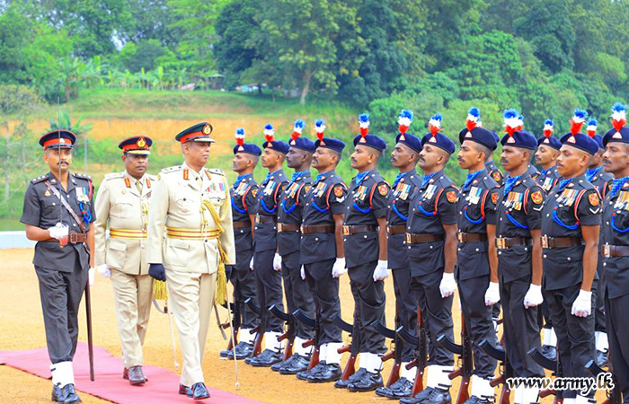 ධූරයෙන් නික්ම යන ශ්‍රී ලංකා යුද්ධ හමුදා ස්වේච්ඡා බළසේනා මුලස්ථානයේ  සේනාවිධායක වෙත එම මුලස්ථානයේ ගෞරවාචාරය