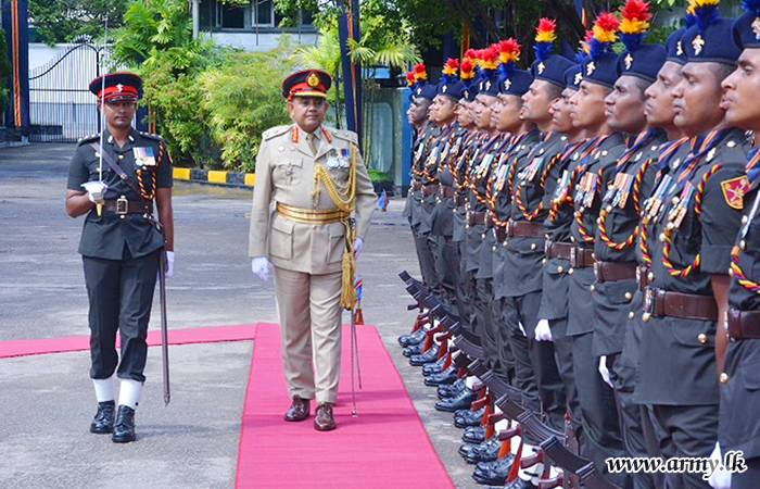 විශ්‍රාම දිවියට එළඹෙන අධ්‍යක්‍ෂ ජෙනරාල් විදුලි හා යාන්ත්‍රික ඉංජිනේරු වෙත එම රෙජිමේන්තුවේ ගෞරවාචාරය
