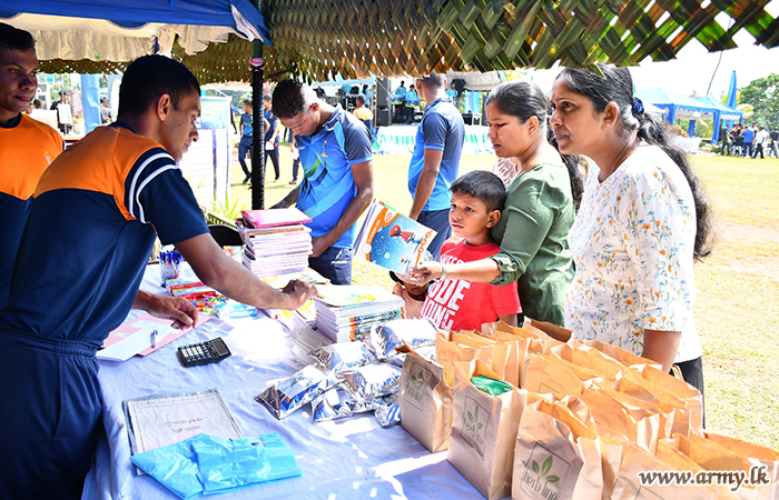 ශ්‍රී ලංකා සංඥා බලකාය සහ සේවාවනිතා ඒකකය එක්ව එම රෙජිමේන්තු මූලස්ථානයේ අලුත් අවුරුදු පොළක් සහ ත්‍යාග පාර්සල් බෙදාදීමේ වැඩසටහනක් සංවිධානය කරයි