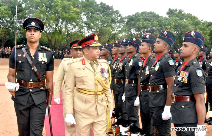 ධූරයෙන් නික්ම යන ආරක්‍ෂක සේනා ආඥාපති - මුලතිව් වෙත එම මූලස්ථානයේ ගෞරවාචාරය