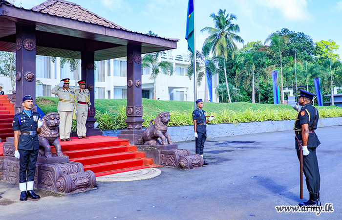 විශ්‍රාම දිවියට පා තබන ශ්‍රී ලංකා සංඥා බලකායේ ජ්‍යෙෂ්ඨ නිලධාරිතුමන් වෙත රෙජිමේන්තුවේ ගෞරවාචාරය