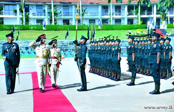 විශ්‍රාම දිවියට පා තබන ශ්‍රී ලංකා සිංහ රෙජිමේන්තුවේ රෙජිමේන්තු අධිපති වෙත එම රෙජිමේන්තුවේ ගෞරවාචාරය
