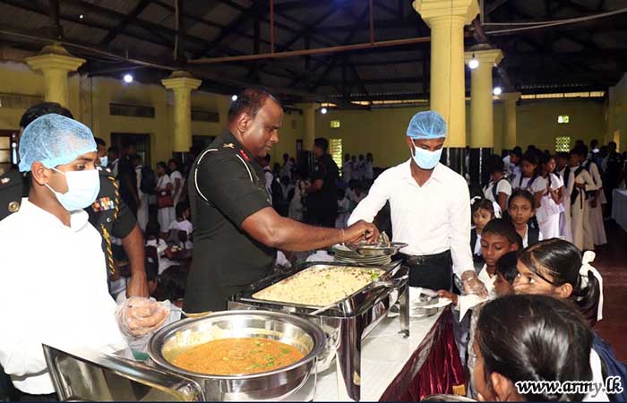 22 வது காலாட் படைப்பிரிவினால் தர்ம பாடசாலை மாணவர்களுக்கு மதிய உணவு 