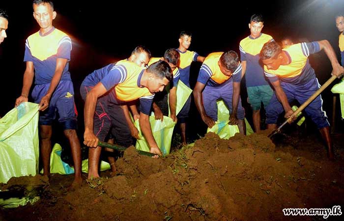 මහවැලි ගඟේ ගං ඉවුර ඛාදනය වීම වැළැක්වීමේ අරමුණින් 5 (ස්වෙච්ඡා) ශ්‍රී ලංකා කාලතුවක්කු හමුදාවේ භටපිරිස් වැලි කොට්ට අතුරයි