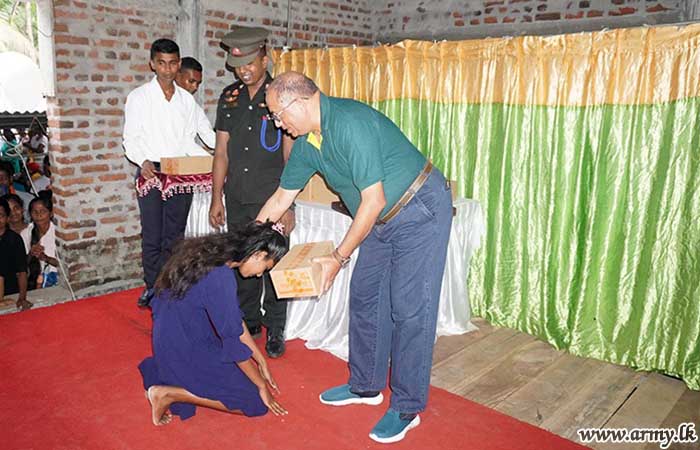 1 ශ්‍රී ලංකා ජාතික ආරක්‍ෂක බලමුළුවේ භටපිරිස් පාසල් ළමුන් සඳහා ලිපි ද්‍රව්‍ය, ක්‍රීඩා භාණ්ඩ බෙදා දෙයි