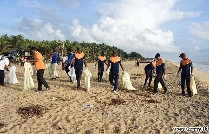 241 පාබල බලසේනාව සහ 11 ශ්‍රී ලංකා ජාතික ආරක්‍ෂක බලමුළුවේ භටපිරිස් වෙරළ පිරිසිදු කිරීමේ වැඩසටහනක