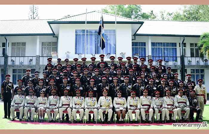 උසස්වීම් ලද මේජර් ජෙනරල් ඒ.එම්.කේ.ජී.පී.එස්.කේ. අබේසිංහ ජ්‍යේෂ්ඨ නිලධාරී වෙත සිය රෙජිමේන්තුවේ ගෞරවාචාරය