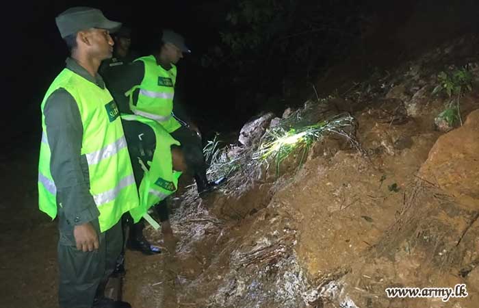 යුද්ධ හමුදා භටපිරිස් දියතලාව ප්‍රදේශයේ දුම්රිය මාර්ගයට වැටී තිබූ පස් කන්දක් ඉවත් කරයි