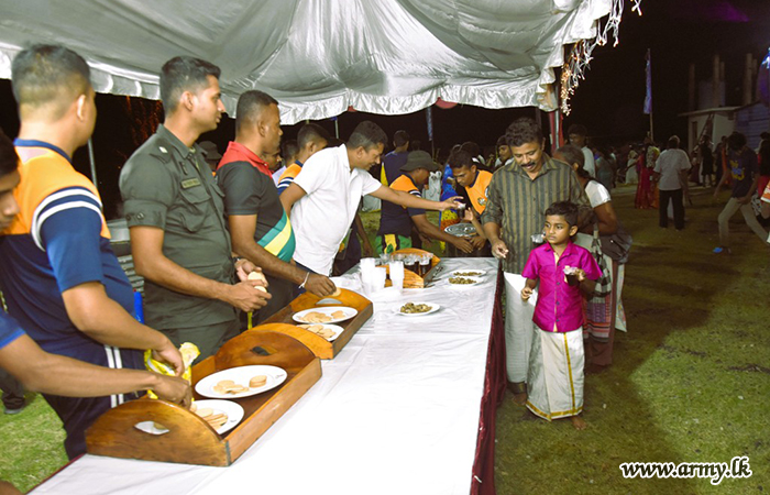 22 வது படைப்பிரிவு படையினரால் ஹனுமான் கோவில் பக்தர்களுக்கு கொத்தமல்லி பானம் 