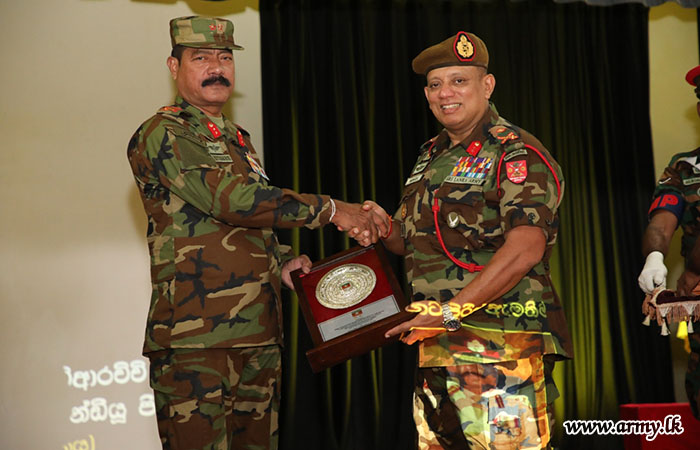  ධූරයෙන් නික්ම යන ආරක්‍ෂක සේනා ආඥාපති - යාපනය වෙත එම මූලස්ථානයේ ගෞරවාචාරය