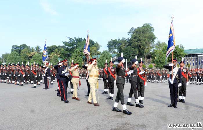 இலங்கை இலேசாயுத காலாட்  படையணி  தலைமையகத்தில் ஓய்வுபெறும் மேஜர் ஜெனரலுக்கு மரியாதை