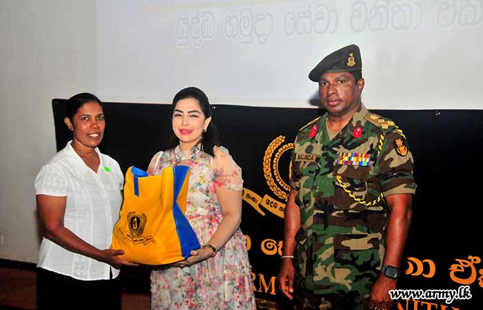 இராணுவ சேவை வனிதையரினால் இராணுவம் மற்றும் சிவில் ஊழியர்களுக்கு 100 உலர் உணவு பொதிகள் 