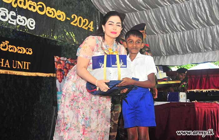 இராணுவ சேவை வனிதையர் பிரிவினால் பாடசாலை உபகரணங்கள் வழங்கல்