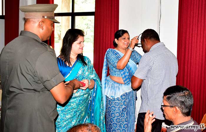 இயந்திரவியல் காலாட் படையணி சேவை வனிதையரால் மூக்கு கண்ணாடி வழங்கல் 