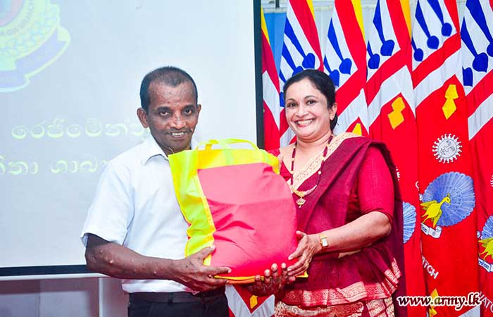 கெமுனு ஹேவா படையணி சேவை வனிதையிரனால் உலர் உணவு பொதிகள் வழங்கல்