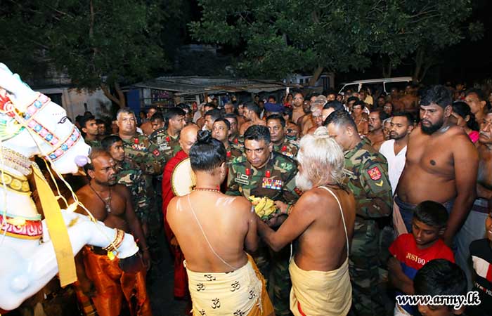 மாவிட்டபுரம் கோவில் பூஜையில் யாழ். பாதுகாப்புப் படைத் தலைமையகத் தளபதிக்கு ஆசீர்வாதம்