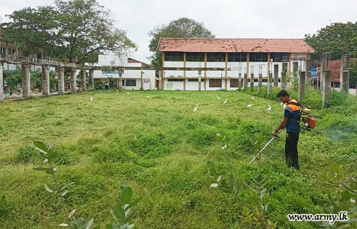 4 Sri Lanka Sinha Regiment Troops Spearhead Successful Cleanup Initiative at Methodist Girls’ College, Point Pedro