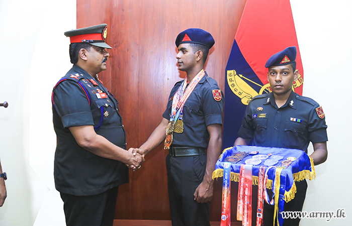 සිලම්බම් ශූරතාවයන් හිමිකරගත් තුවක්කු සෙබල පී චාල්ස් වෙත එම රෙජිමේන්තුවේ බලකාධිපතිතුමන්ගේ ඇගයීමට
