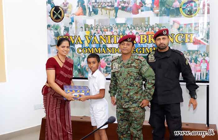 கொமண்டோ படையணி சேவை வனிதையரினால் பாடசாலை உபகரணங்கள் வழங்கல்