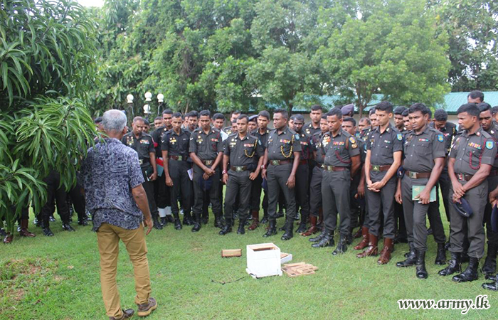 மின்னேரிய கிழக்கு முன்னரங்கு பராமரிப்புப் பகுதி படையினருக்கு ‘தேனீ வளர்ப்பு’ பற்றிய அறுவூட்டல்