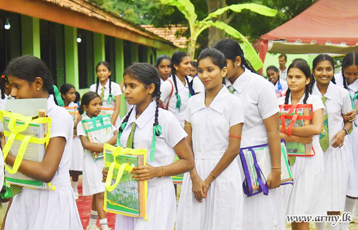 552 Infantry Brigade Distributes School Aid Packs to 200 Students in Pooneryn