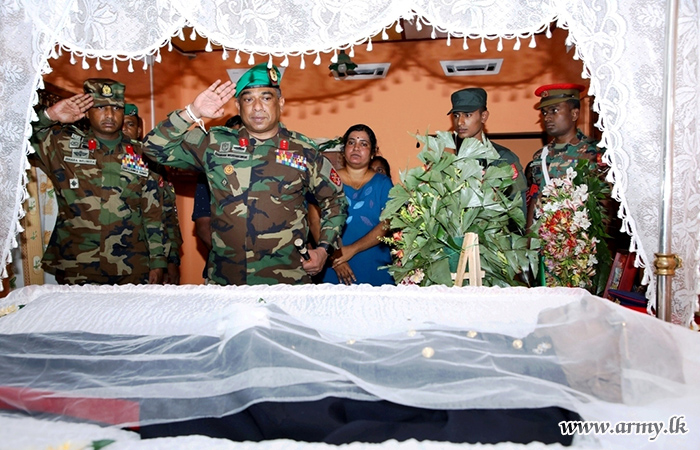 අභාවප්‍රාප්ත, බළලත් නිලධාරි I ඒ.කේ රාමනාදන් (විශ්‍රාමික) වෙත ආරක්‍ෂක සේනා ආඥාපති - යාපනය, ගෞරවාචාරය 