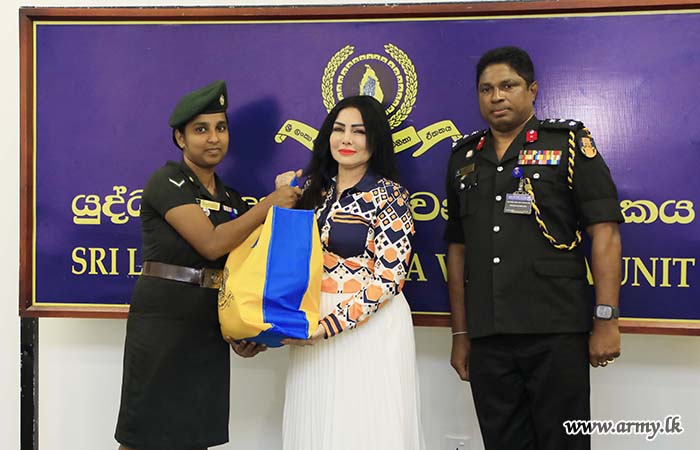 යුද්ධ හමුදා සේවා වනිතා ඒකකයේ මූලිකත්වයෙන් වියලි ආහාර සලාක පාර්සල් බෙදාදීමේ වැඩසටහනක්