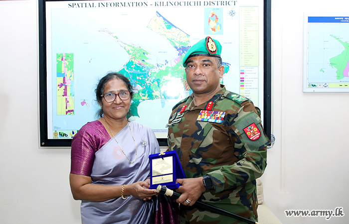 ආරක්‍ෂක සේනා ආඥාපති -  යාපනය , කිලිනොච්චි දිස්ත්‍රික් ලේකම්තුමිය හමුවෙයි